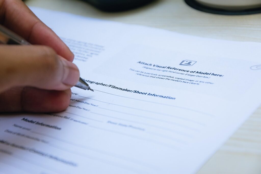 Ondernemer die een contract ondertekent aan een bureau met documenten