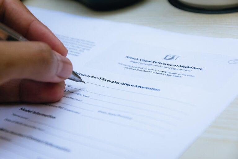 Ondernemer die een contract ondertekent aan een bureau met documenten