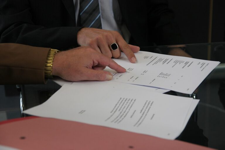 Twee mensen ondertekenen een softwarecontract aan een bureau