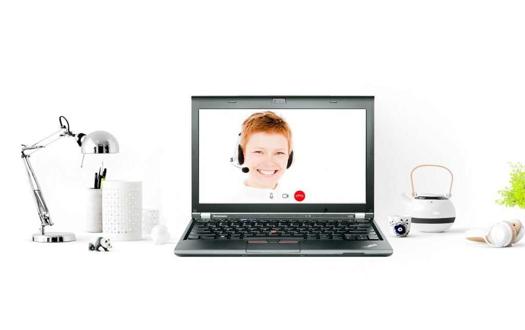 Laptop met een virtueel evenement op het scherm, symbool voor online en hybride events