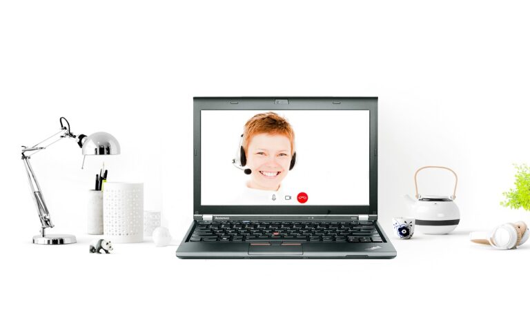 Laptop met een virtueel evenement op het scherm, symbool voor online en hybride events