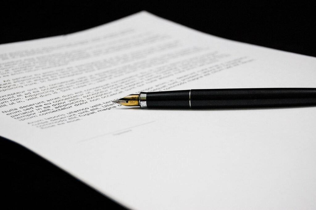 Ondernemer die zakelijke documenten ordent in een archiefkast