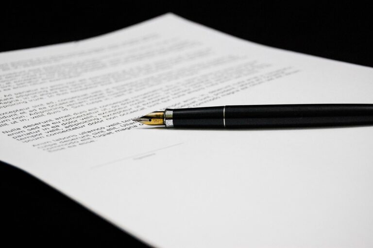 Ondernemer die zakelijke documenten ordent in een archiefkast