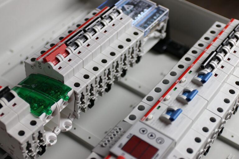 Installateur die een elektrische installatiekast bevestigt en aansluit in een bedrijfspand