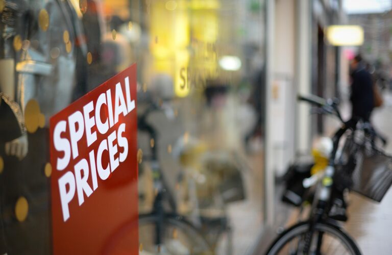 Prijskaartjes met kortingspercentages in een winkel