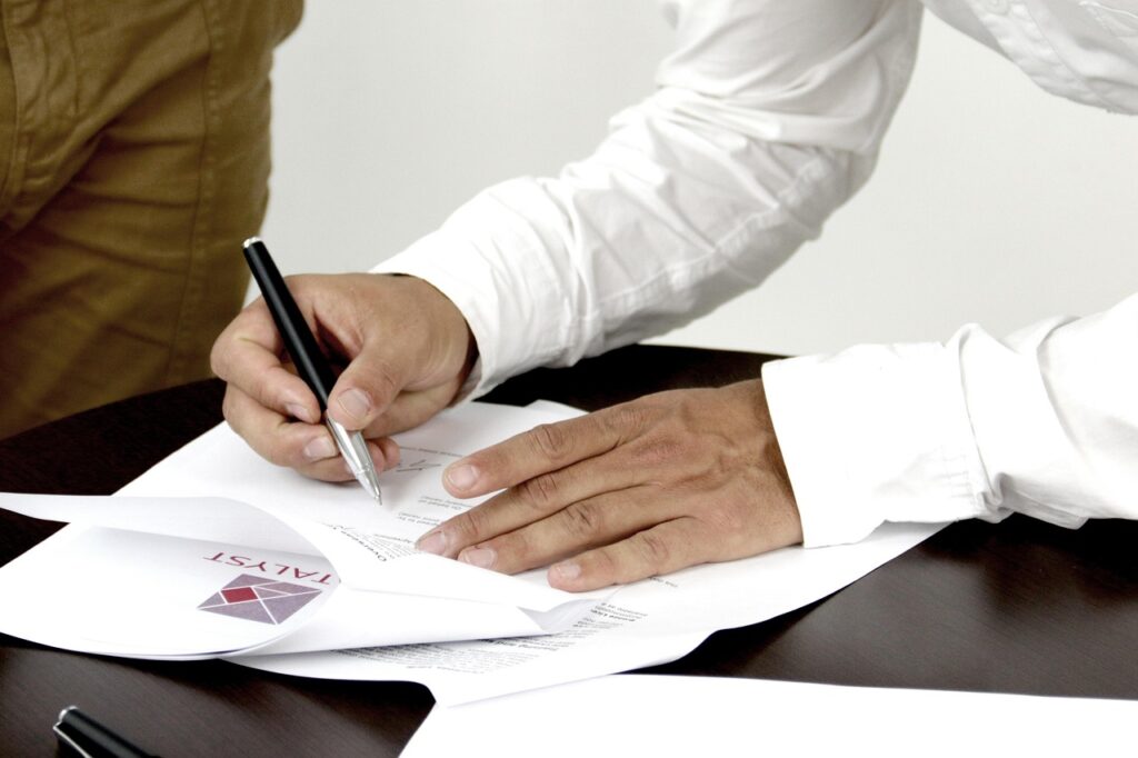 Freelancer die een contract doorleest aan een bureau