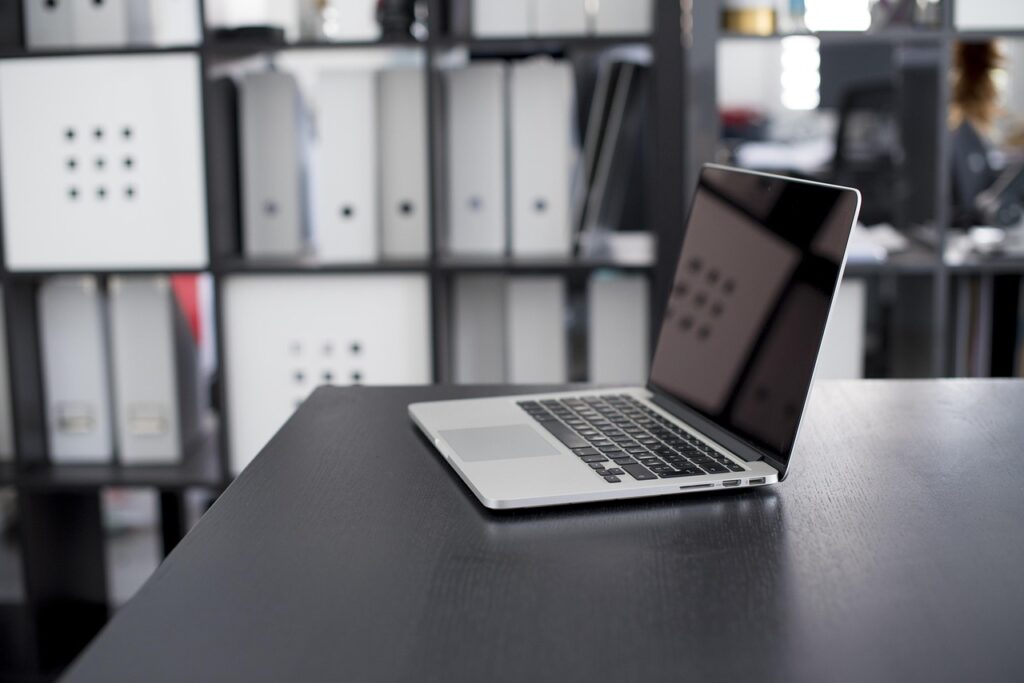Ondernemer ondertekent een contract aan bureau met laptop