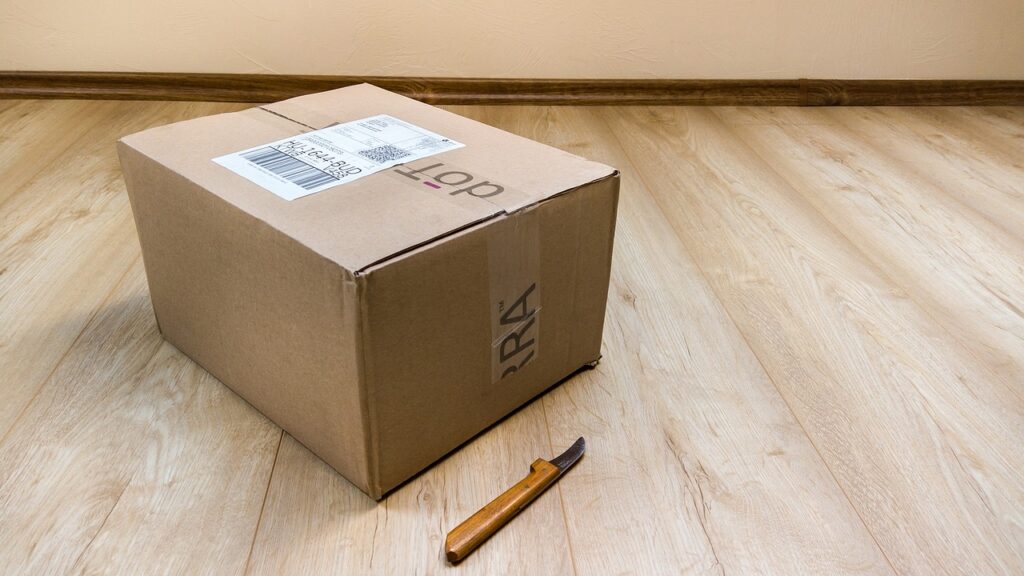 Retourpakket met verzendlabel klaar om teruggestuurd te worden