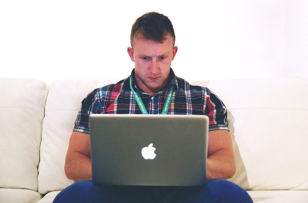 Freelancer die thuis aan een laptop werkt aan een opdracht