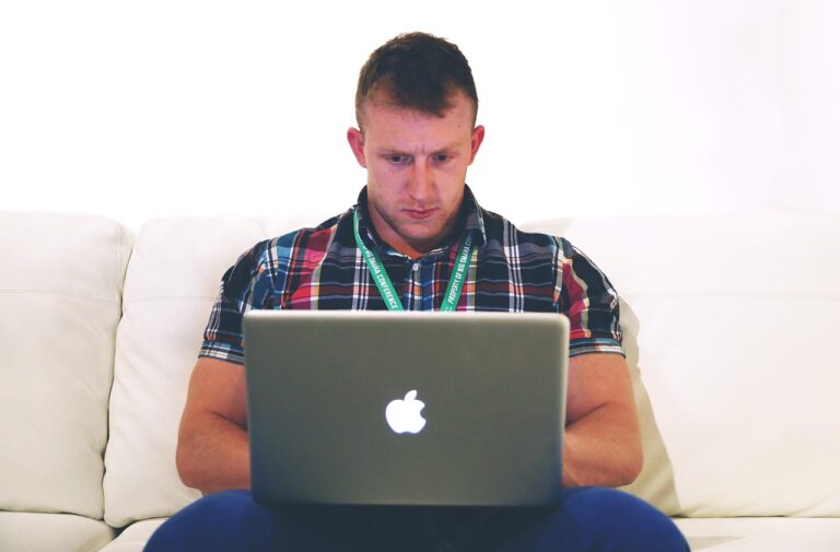 Freelancer die thuis aan een laptop werkt aan een opdracht